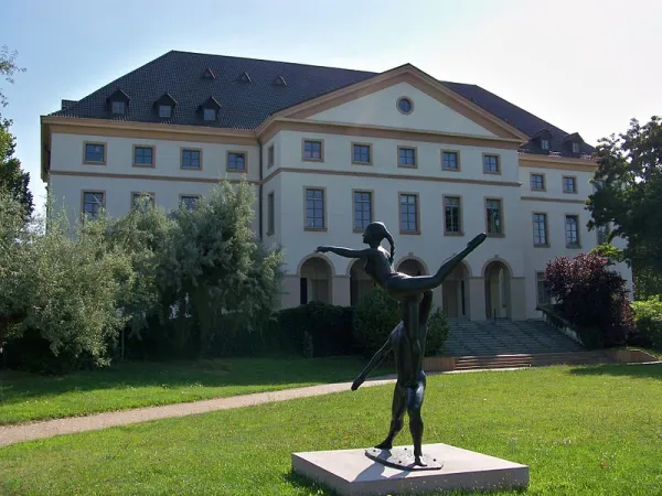 Kulturhaus Leuna Kulturhaus in Leuna mit der Statur "Das Tanzpaar"